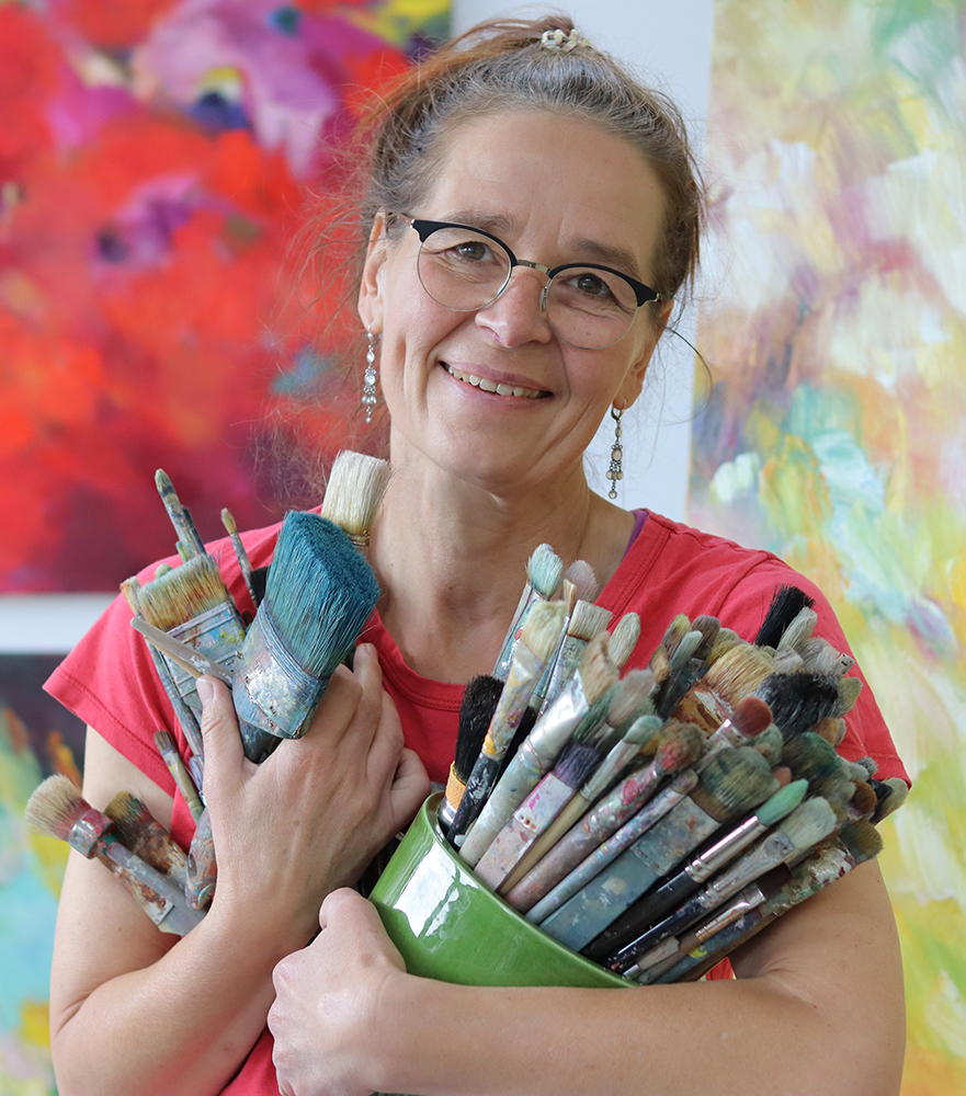 Alexandra Seils, Gründerin von Action-Painting-Event mit einer großen Auswahl an Pinseln